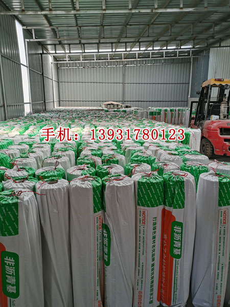 1米宽HDPE非沥青基自粘胶膜防水卷材生产现场视频